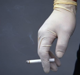 Catat! Merokok sambil berkendara bisa kena Denda