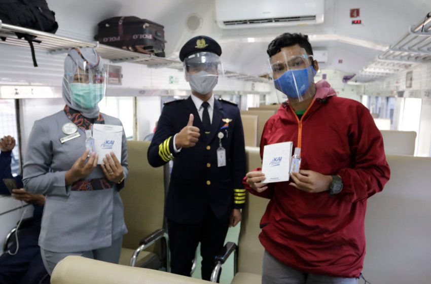  HUT KAI ke-75, PT KAI Daop 1 Jakarta Apresiasi Pelanggan KA Lewat Pembagian Ribuan Masker dan Sanitizer