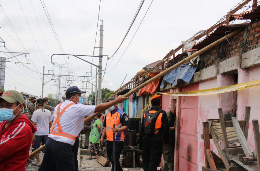  KAI Daop 1 Bersama Dengan Pemprov DKI Tertibkan 150 Bangunan Liar Pinggir Rel
