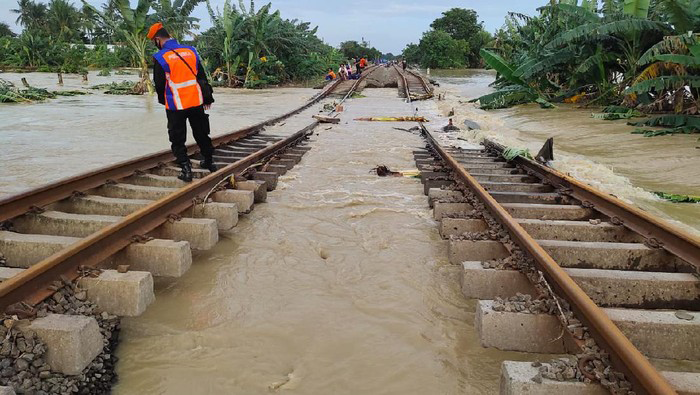 Seluruh Jadwal KA Jarak Jauh dari Jakarta Hari Ini Dibatalkan Karena Banjir