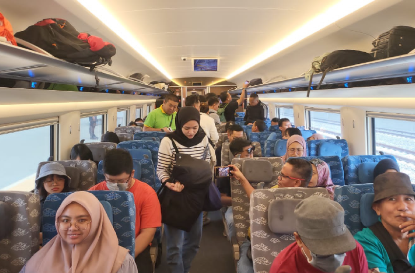  23 Ribu Penumpang Naik Kereta Cepat Whoosh